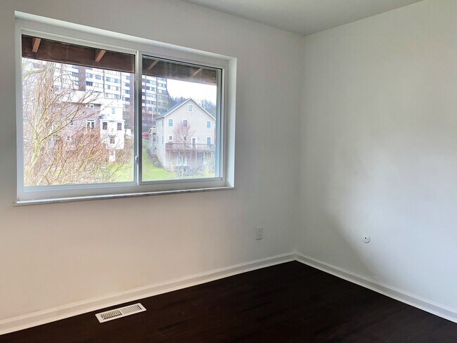 Master bedroom - 129 Baywood Ave