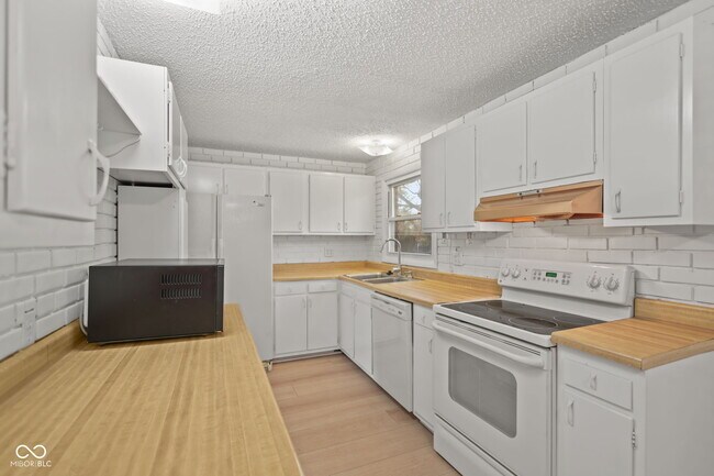 Building Photo - 8856 Moll Dr