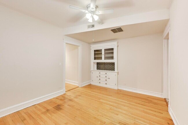 Building Photo - 4002 N Hermitage Ave