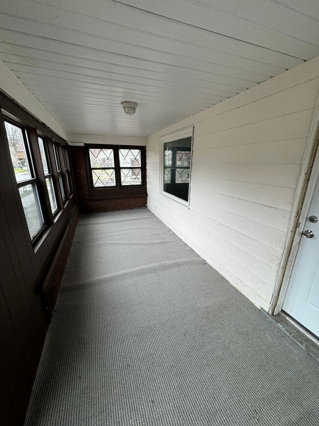 Building Photo - 5 Bed / 1.5 Bath Sunroom & Spacious Layout