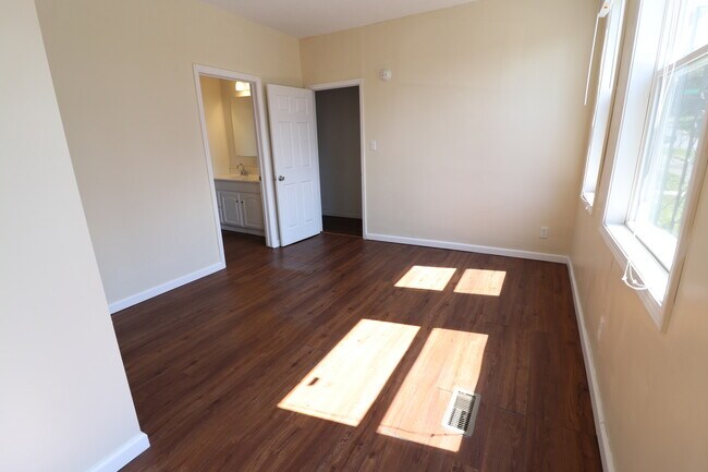 Building Photo - 318 Raymond St