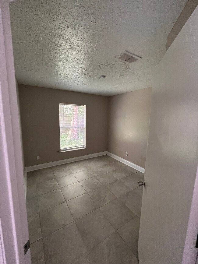 Building Photo - 11232 River Grove Dr