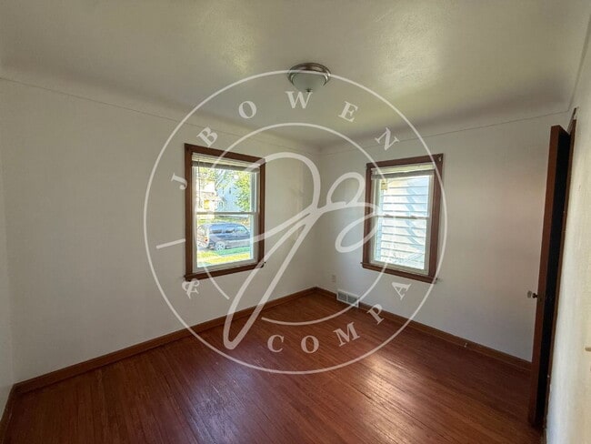 Building Photo - Close to University of Toledo 4 bedroom 2 bathroom home.