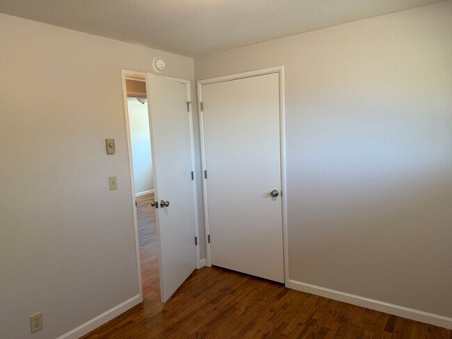 Building Photo - 3-bedroom, 1 bath duplex with garage!