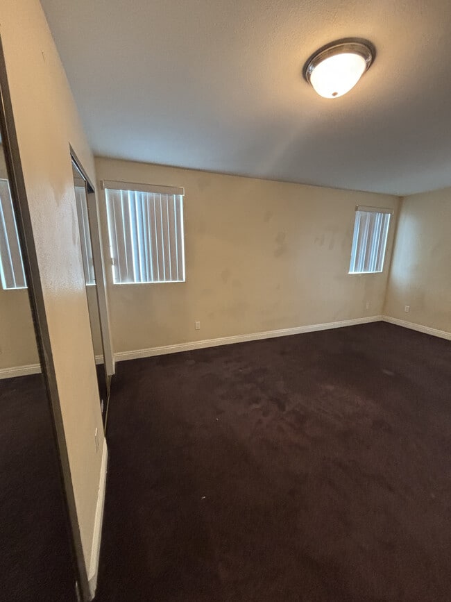 Building Photo - 616 E 84th Pl