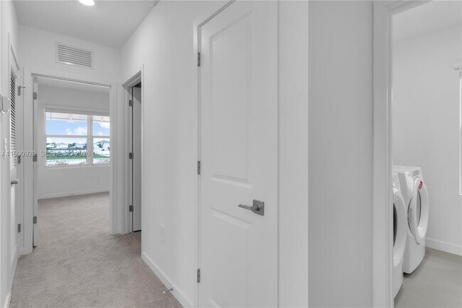 Building Photo - 615 NE 1st Ave