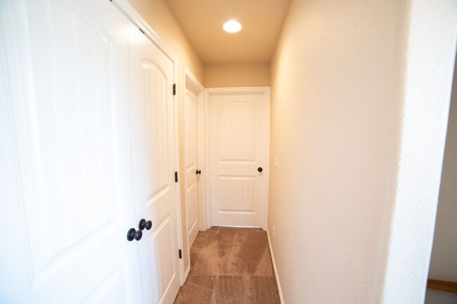 Building Photo - Newer Construction Townhome in Canby