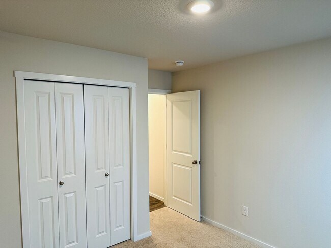 Building Photo - Beautiful Brand New 5 Bedroom Home!