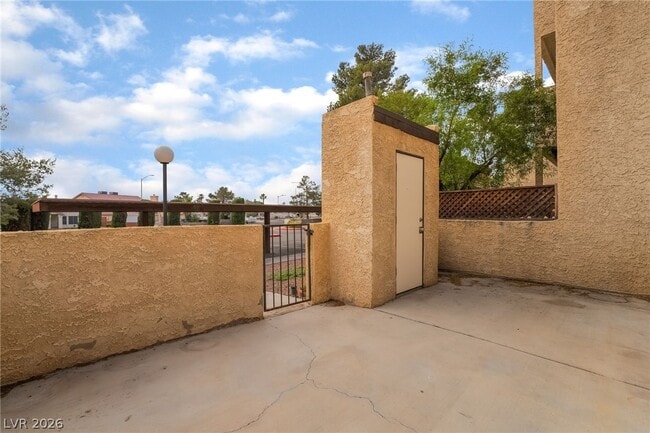 Building Photo - 3949 S Torrey Pines Dr
