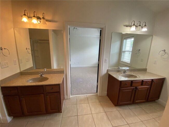 Building Photo - 3231 Greenwood Oak Dr