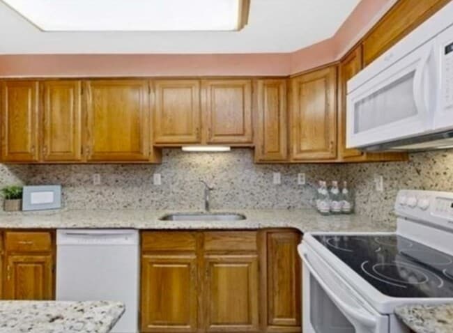 Building Photo - 546 Lincoln St