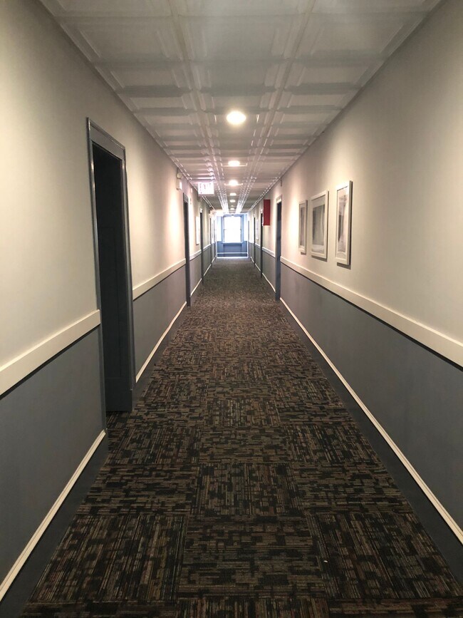 Building Photo - Remodeled Uptown Studio! Red Line - Lake