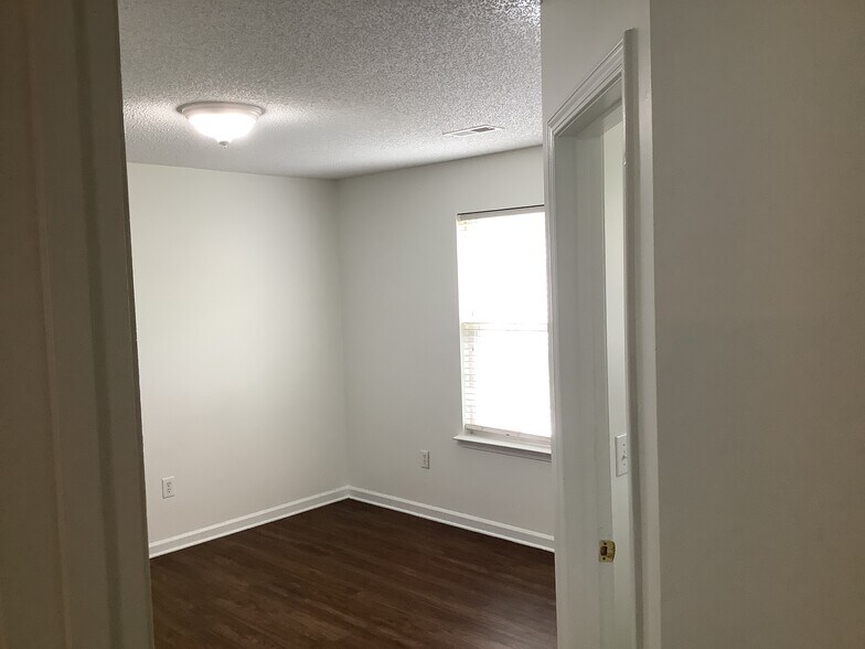 Building Photo - 6527 Forest Cross Dr