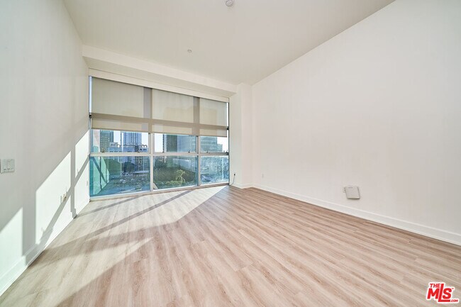 Building Photo - 3223 W 6th St