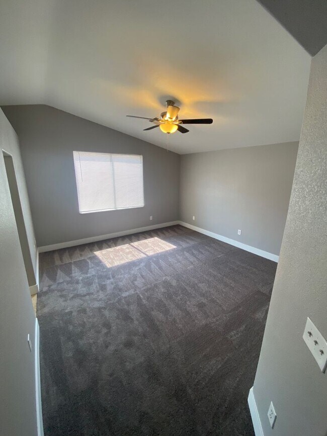 Building Photo - 127 Newburg Ave