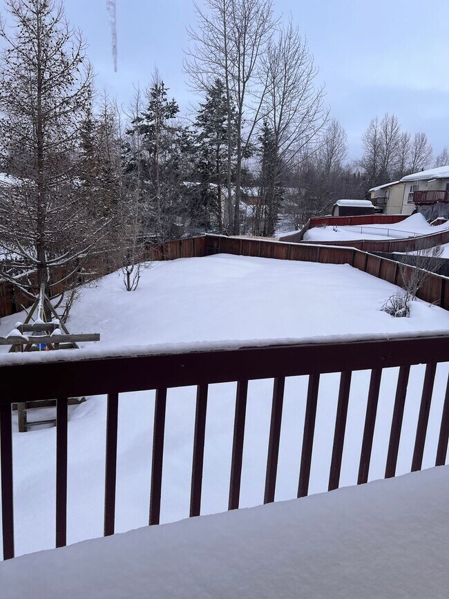 Building Photo - Beautiful 3 bedroom/2bath with spacious deck and backyard