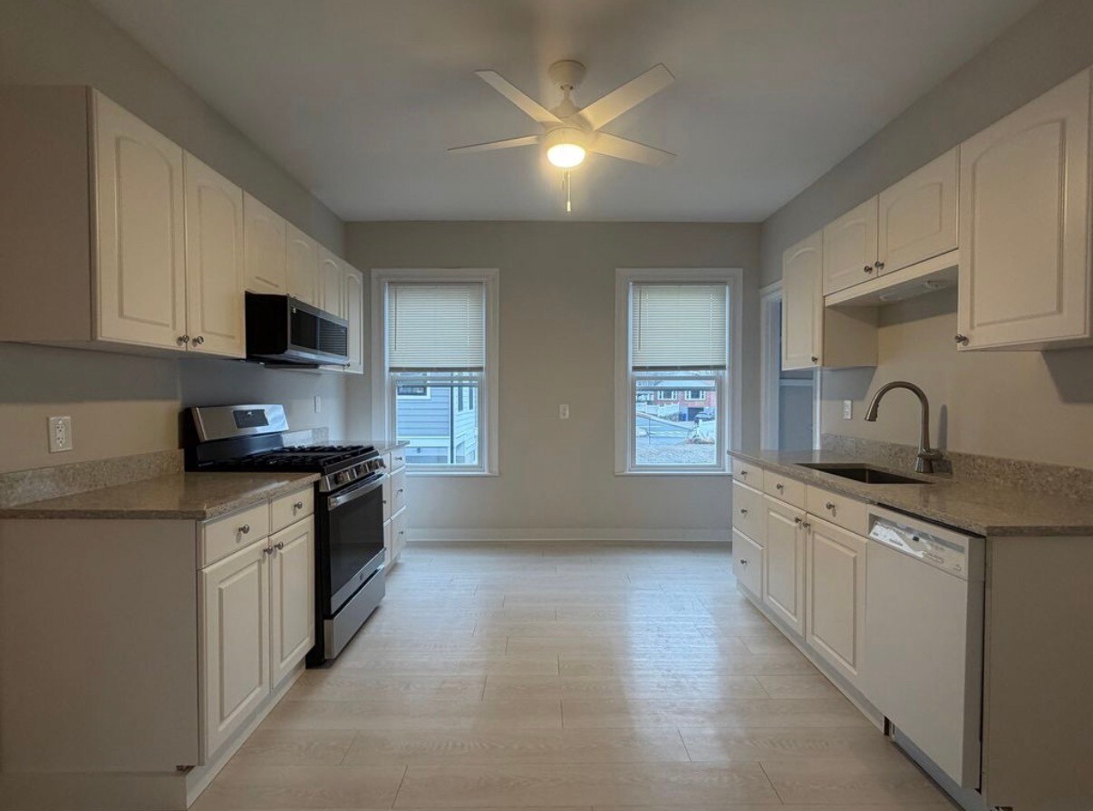 Building Photo - 10 Lambert Ave