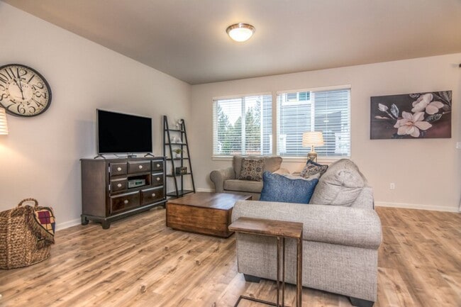 Building Photo - Spacious 3 Bedroom Home, Great Southeast B...