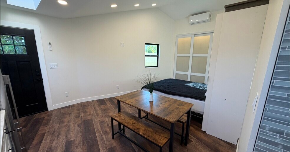 Building Photo - 5255 Kenilworth Dr