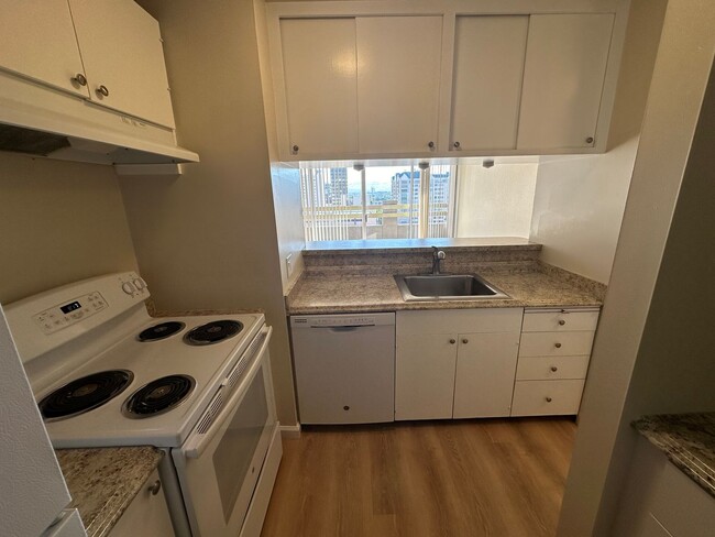 Building Photo - 1 bed, 1 bath in the heart of Downtown Reno!