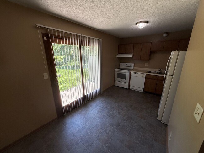 Building Photo - 2BR 1BA Duplex w/ Garage and Shared Yard in Blue Springs
