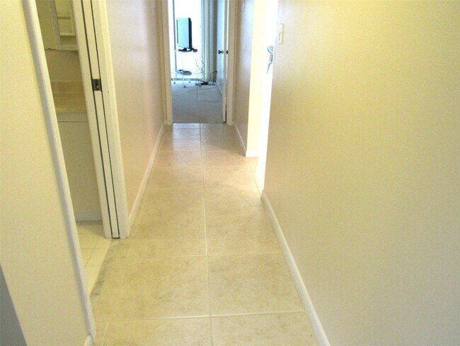 Building Photo - 3001 Portofino Isle