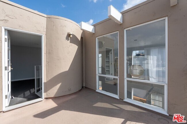 Building Photo - 114 Fleet St