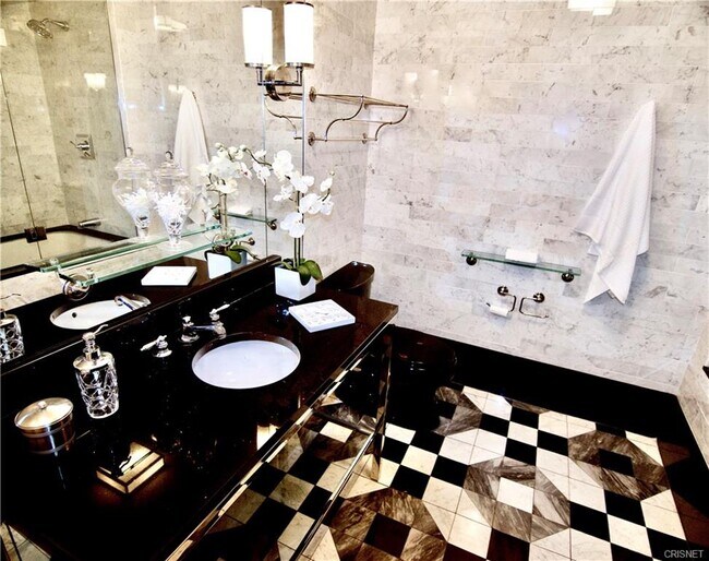 Primary bath - 849 S Broadway