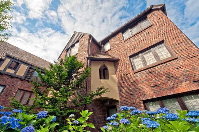 Building Photo - Ten-O-Five Anhalt Apartments