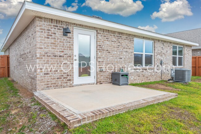Building Photo - Crestview 4bed/2bath