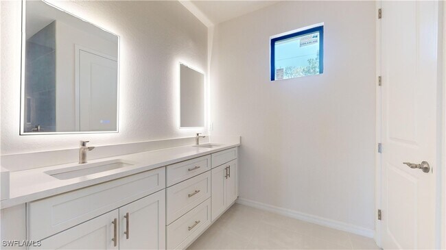 Building Photo - 2421 NW 24th St