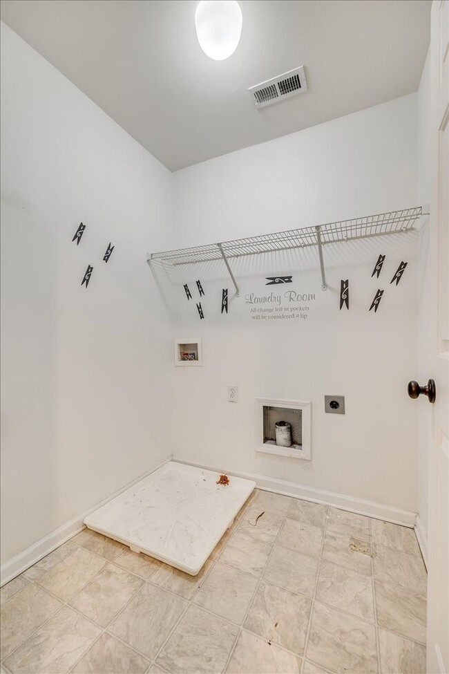 Building Photo - Fabulous 3 bedroom 2.5 bath townhome in Au...