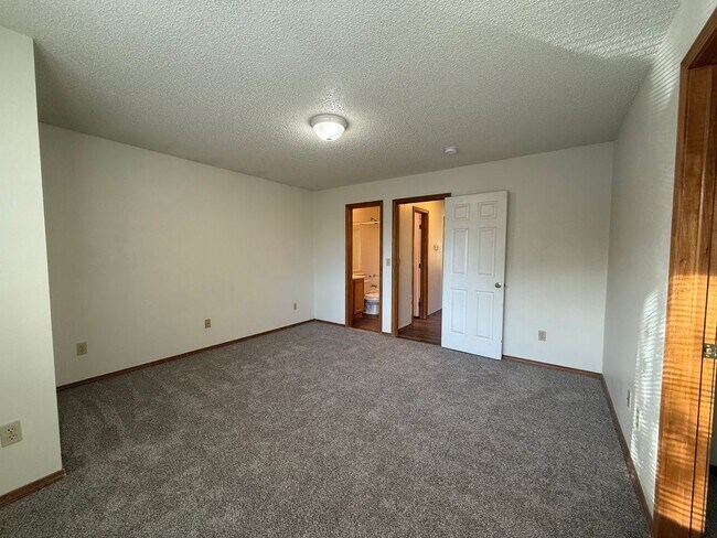 Building Photo - Near Ft Carson, 1342sf Bi-level, 3bd/2ba/2-car!