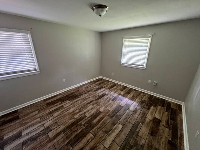 Building Photo - Charming 3BR Rental Featuring Granite Counters & Gas Range