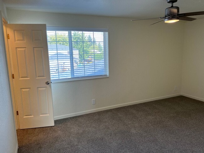 Building Photo - Updated 3 bedroom 1.5 bath duplex!