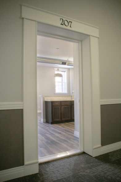 Primary Photo - 218 E 7th St