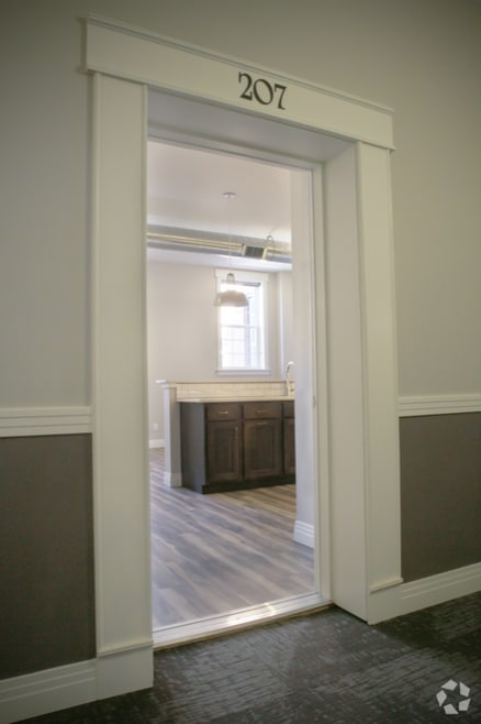 Building Photo - 218 E 7th St