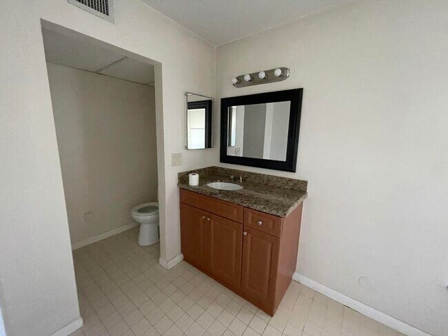 Building Photo - 639 Executive Center Dr