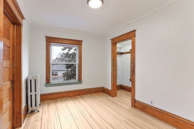 Building Photo - 2105 Como Ave