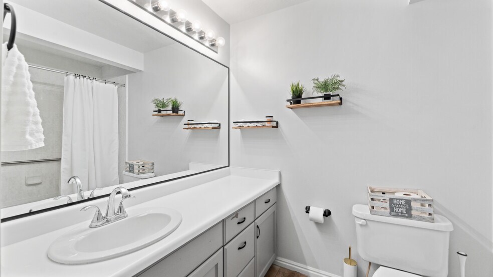 second bathroom - 9225 S Jefferson Cv