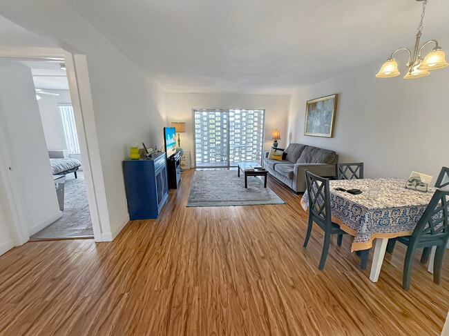 Building Photo - 1500 Crescent Cir