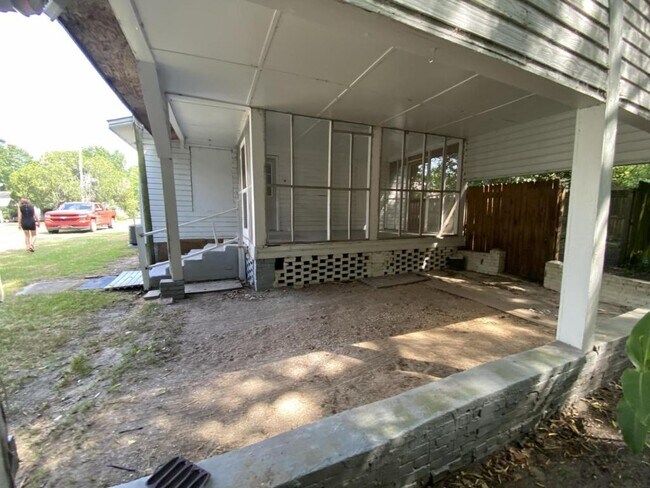 Building Photo - 175 E Beech St