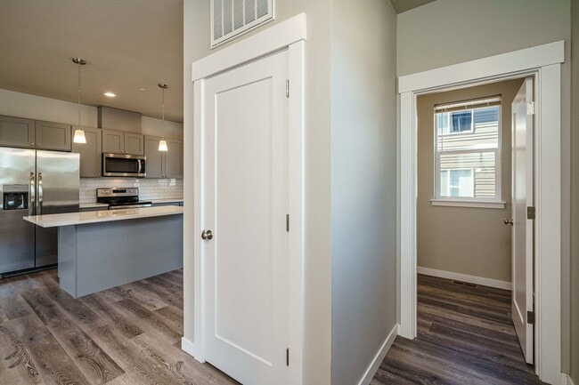 Building Photo - Move In Ready 3 Bedroom 2.5 Bathroom - Convenient Camas Location