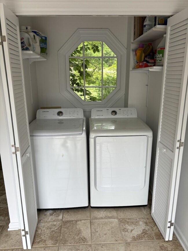washer & dryer laundry closet off of kitchen - 4627 Mountain View Dr
