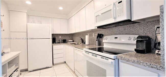 Building Photo - 3731 N Country Club Dr