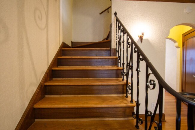 Building Photo - LOOK & LEASE! Stunning 1930s Townhouse in ...