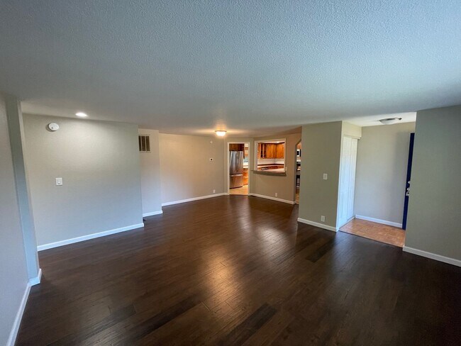 Building Photo - 4113 Kingsway
