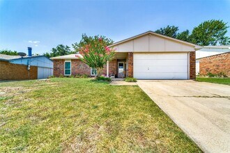 Building Photo - Cozy meets stylish in this 3 bedroom + 2 b...