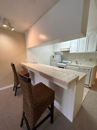 Building Photo - Los Caballeros #319