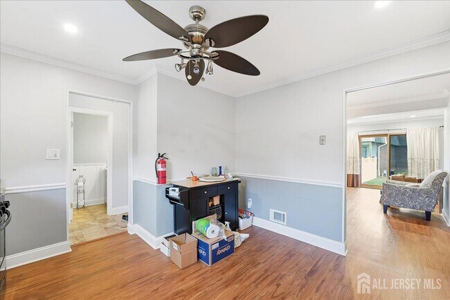 Building Photo - 2606 Trafalgar Square